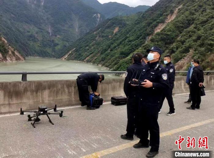 民警組成的搜尋隊(duì)利用無人機(jī)在震區(qū)開展空中巡查?！「首沃莨簿止﹫D