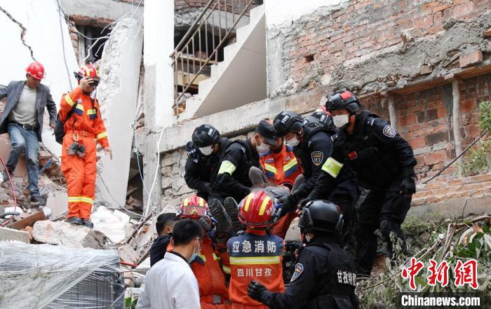 四川消防救援人員開展救援。　四川消防 供圖