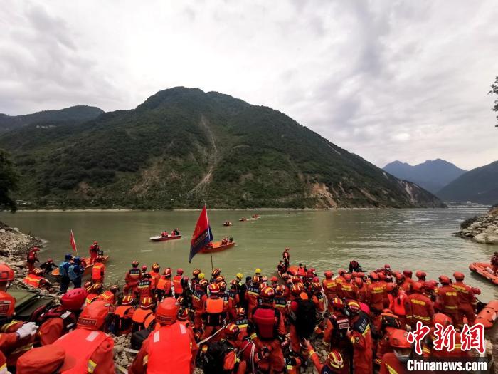 四川消防救援人員開展救援?！∷拇ㄏ?供圖