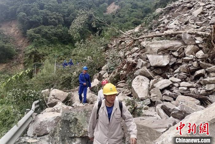 電力搶險人員徒步通過垮塌路段?！∷拇娏﹫D