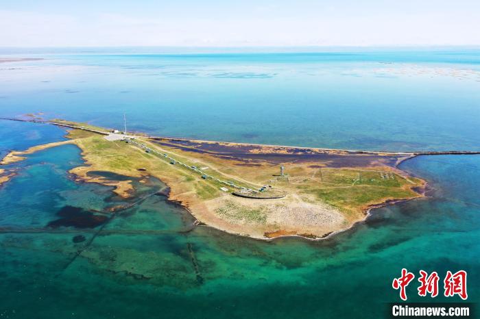 圖為無人機航拍青海湖?！≮w海梅 攝