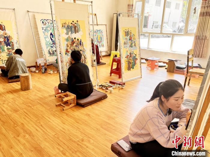 圖為畫室內(nèi)學(xué)徒練習(xí)繪畫唐卡?！●R文莉 供圖