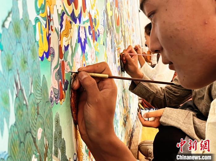 圖為畫師繪畫唐卡?！●R文莉 供圖