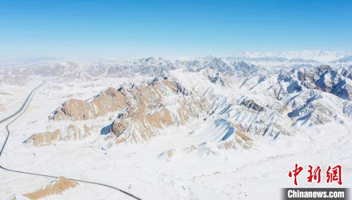 圖為無人機(jī)航拍高原雪景。　都蘭縣融媒體中心供圖