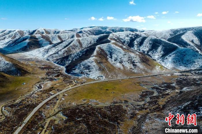 西成高鐵紅原2號隧道出口附近山頭已被雪覆蓋?！⒅铱?攝