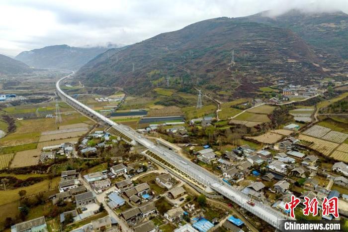 成蘭鐵路松潘右所屯岷江雙線特大橋?！⒅铱?攝