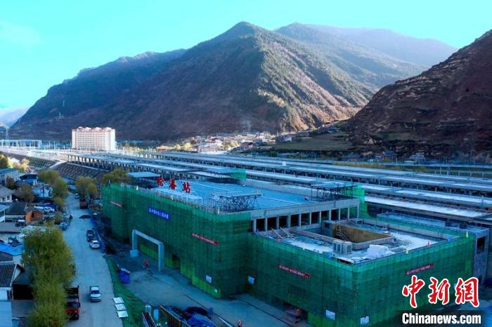正在建設(shè)中的成蘭鐵路松潘站?！⒅铱?攝