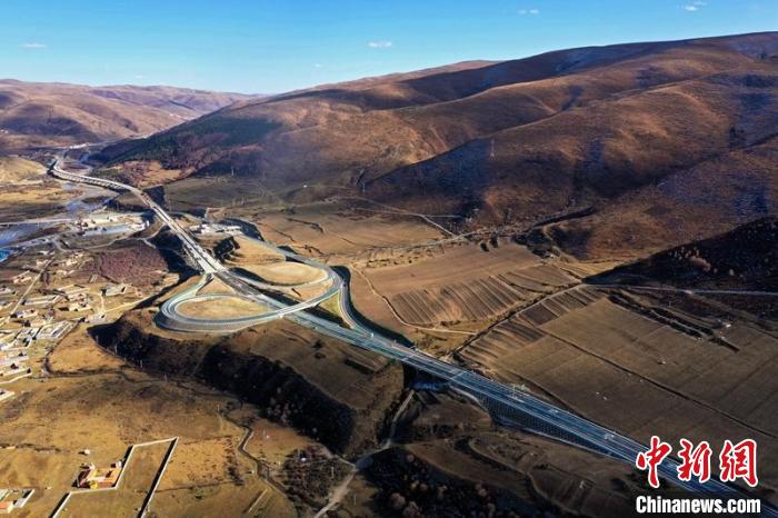 久馬高速公路阿壩互通段?！∈竦兰瘓F(tuán)供圖