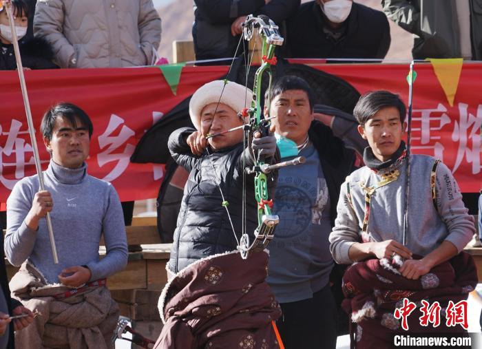 圖為藏族民眾比拼射箭技藝?！●R銘言 攝