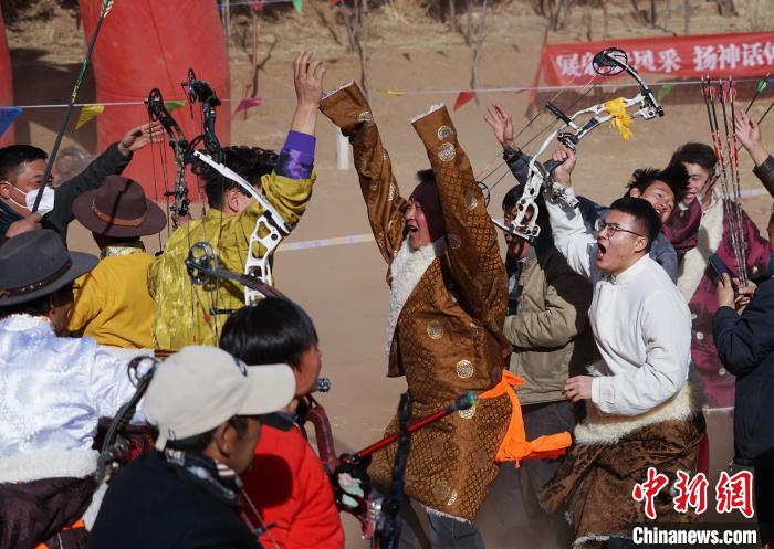圖為藏族民眾跺腳歡呼慶祝弓箭手射中靶心?！●R銘言 攝