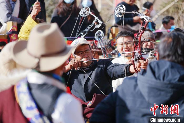 圖為藏族民眾比拼射箭技藝?！●R銘言 攝