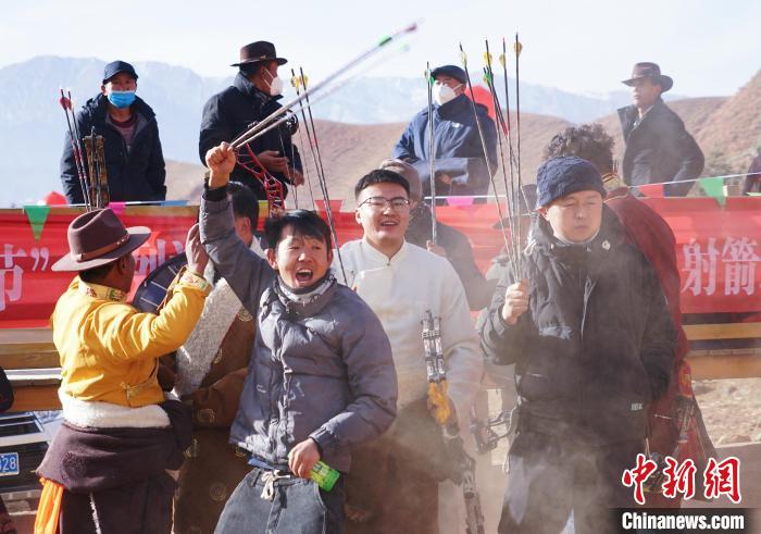 圖為藏族民眾跺腳歡呼慶祝弓箭手射中靶心?！●R銘言 攝