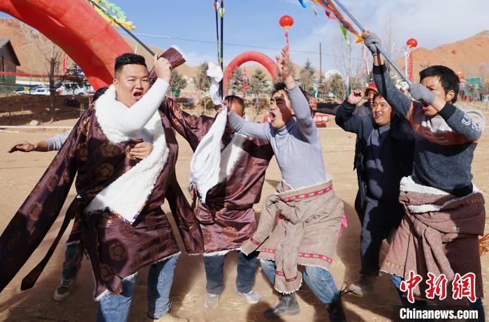圖為藏族民眾跺腳歡呼慶祝弓箭手射中靶心?！●R銘言 攝