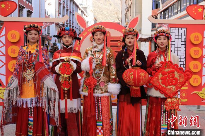 丹巴美女送祝福，迎新年?！±钣腊?攝