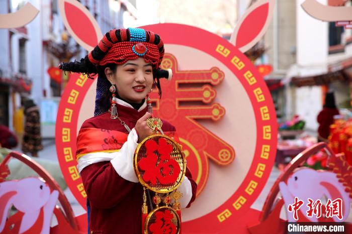 身著嘉絨藏族服飾的丹巴女孩送祝福?！〖o 攝