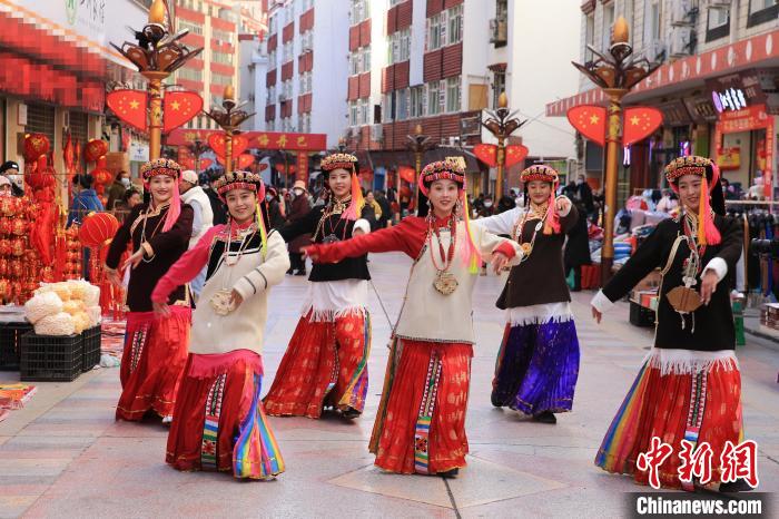 丹巴女孩在街頭跳起歡快歌舞迎接新年到來(lái)?！〖o 攝