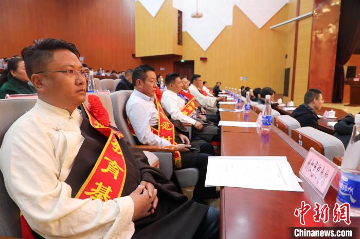 圖為玉樹州民族團(tuán)結(jié)進(jìn)步創(chuàng)建工作推進(jìn)會(huì)現(xiàn)場。　胡貴龍 攝