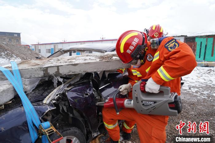 圖為地震實(shí)戰(zhàn)拉動(dòng)現(xiàn)場(chǎng)，參演人員進(jìn)行車(chē)輛破拆?！∮駱?shù)消防供圖