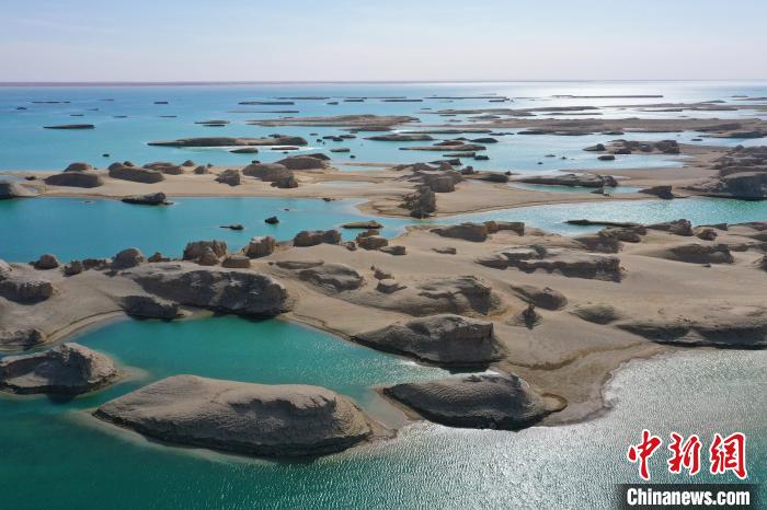 航拍青海大柴旦烏素特水上雅丹奇特景觀?！●R銘言 攝
