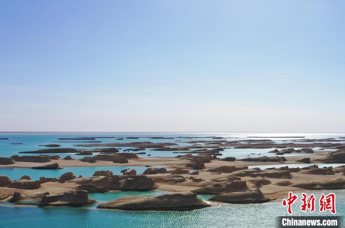 航拍青海大柴旦烏素特水上雅丹奇特景觀?！●R銘言 攝