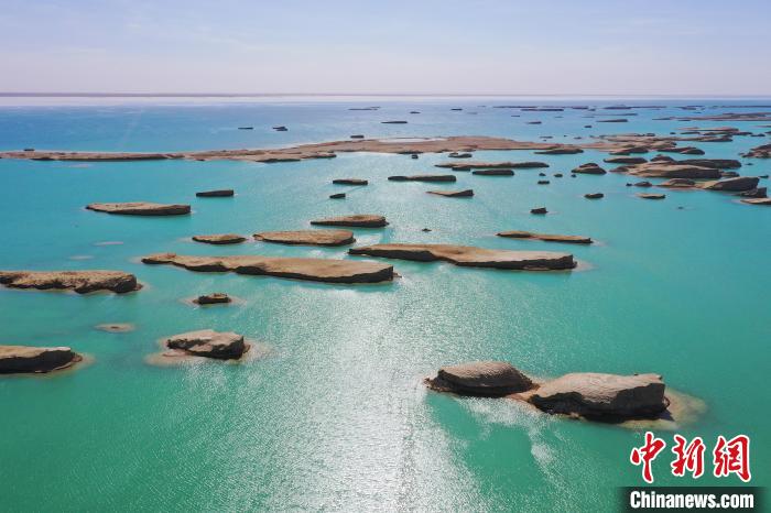 航拍青海大柴旦烏素特水上雅丹奇特景觀?！●R銘言 攝