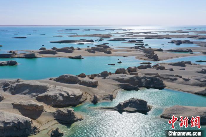 航拍青海大柴旦烏素特水上雅丹奇特景觀?！●R銘言 攝