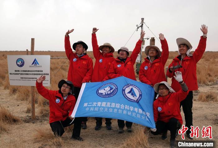 經(jīng)過(guò)不懈努力，格爾木濕地站終于建成，第二次青藏科考中科院空天院分隊(duì)向航拍無(wú)人機(jī)揮手合影。　<a target='_blank' href='/'><p  align=
