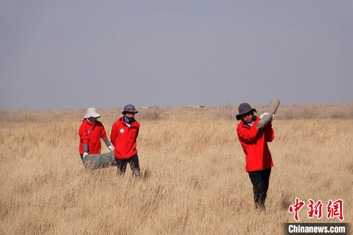 格爾木濕地站建設(shè)過(guò)程中，第二次青藏科考中科院空天院分隊(duì)隊(duì)員化身搬運(yùn)工，在高原上開展體力勞動(dòng)。　<a target='_blank' href='/'><p  align=