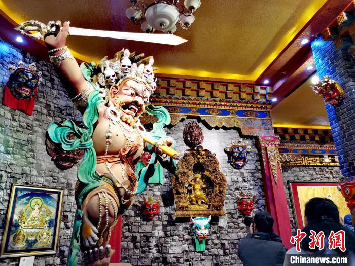 青海“金色谷地”熱貢：唐卡、泥塑璀璨奪目
