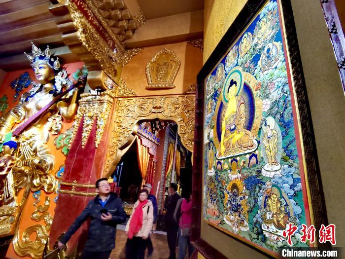 圖為仁俊畫院內(nèi)的唐卡。　張?zhí)砀?攝