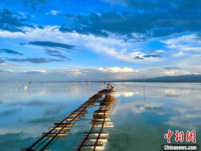 圖為茶卡鹽湖景區(qū)風(fēng)光?！⒀?攝
