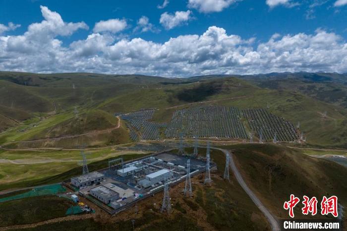 航拍建成投運的柯拉一期光伏電站升壓站。　劉忠俊 攝