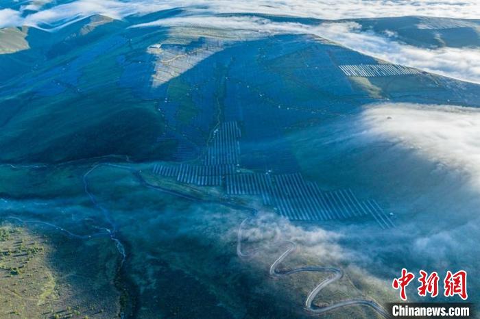 云霧下的柯拉一期光伏電站場一角?！⒅铱?攝