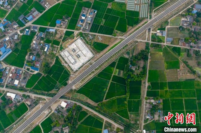 空中俯瞰綿竹牽引變電所和川青鐵路成黃段鐵路線。　劉忠俊 攝