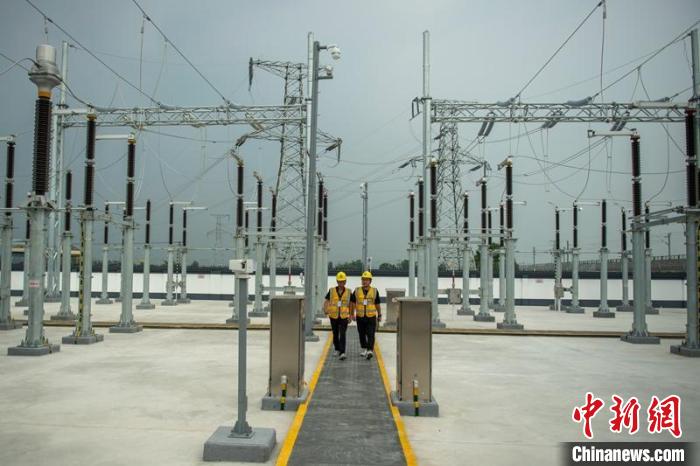 工作人員正在綿竹牽引變電所內巡查設備受電運行情況?！⒅铱?攝