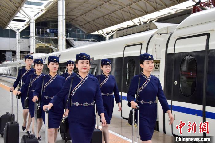 圖為青藏鐵路西格段“復(fù)興號”動車組乘務(wù)員新制服亮相?！|科力加 攝