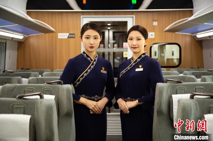 圖為整體色彩以“深藏青”為主調(diào)的西格段“復(fù)興號”動車組乘務(wù)員新制服?！±罾?攝