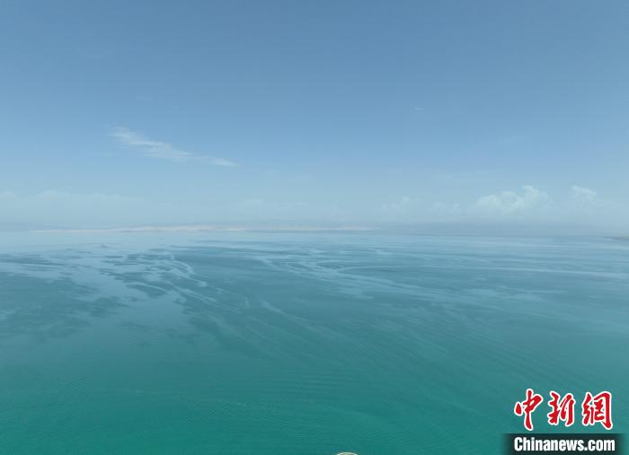 圖為航拍仲夏時節(jié)，青海湖水天一色?！∑钤鲚?攝