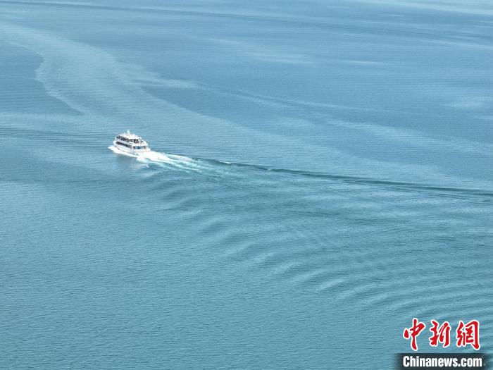 圖為航拍仲夏時節(jié)，青海湖湖水碧波蕩漾?！∑钤鲚?攝