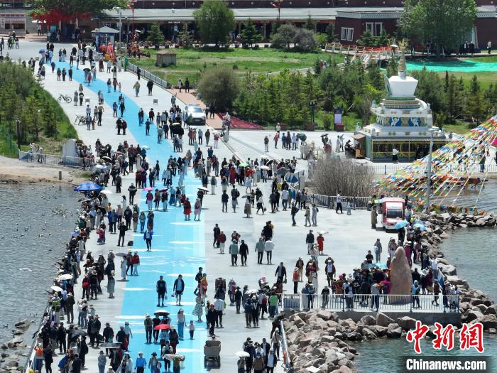 圖為航拍青海湖二郎劍景區(qū)游客眾多?！∑钤鲚?攝