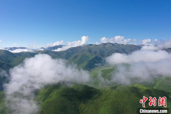 航拍賽來塘鎮(zhèn)山間云霧繚繞?！●R銘言 攝