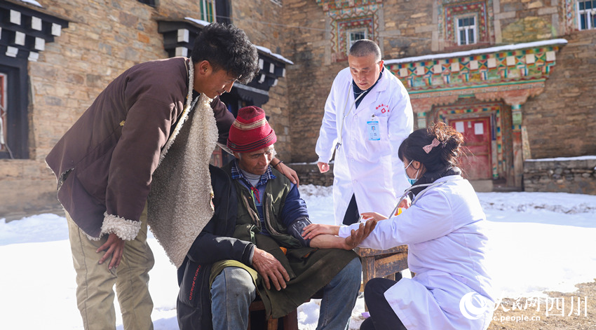 幫扶醫(yī)療小分隊(duì)成員為村民義診。劉學(xué)懿攝