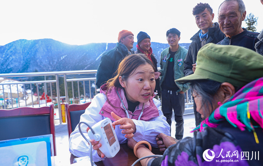 幫扶醫(yī)療小分隊(duì)成員為村民義診。劉學(xué)懿攝