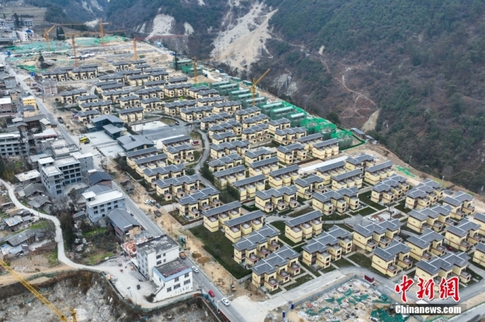 圖為2月1日，瀘定磨西鎮(zhèn)震后重建的安置小區(qū)。(無(wú)人機(jī)照片)<a target='_blank' href='/'><p  align=