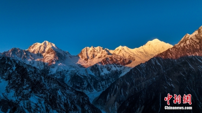 圖為2月1日，清晨陽(yáng)光照在貢嘎雪山上，出現(xiàn)“日照金山”景觀。(無(wú)人機(jī)照片)<a target='_blank' href='/'><p  align=
