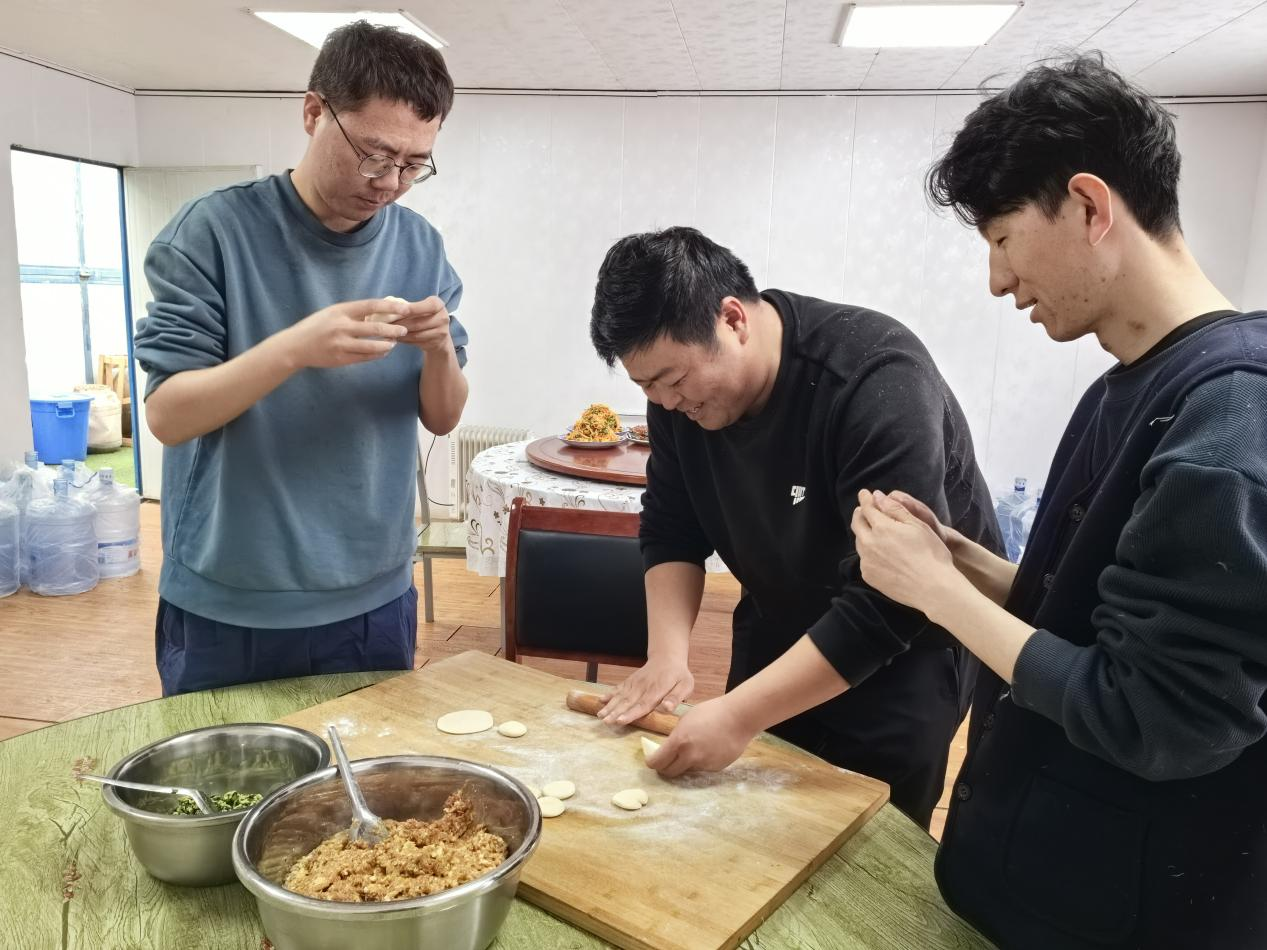 項(xiàng)目部里包餃子。王元明攝