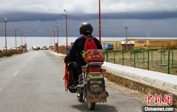 圖為白瑪從家中前往湖邊巡邏?！≮w朗 攝