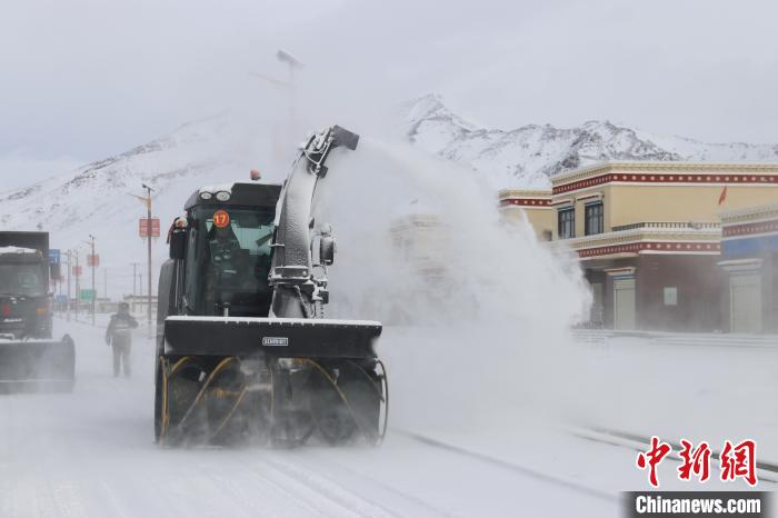 圖為該支隊官兵正在清理路面積雪?！《崦刺?攝