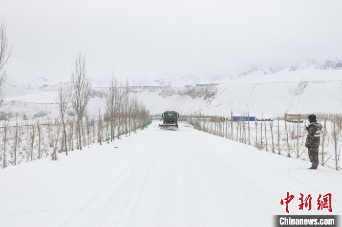 圖為救援官兵正在緊急清理路面積雪?！《崦刺?攝