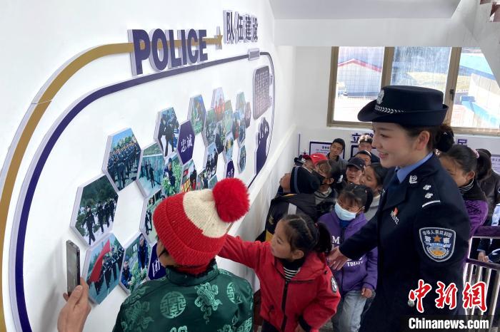 山南邊境管理支隊(duì)勒布邊境派出所舉行警營(yíng)開放日活動(dòng)，邀請(qǐng)駐地民眾進(jìn)警營(yíng)，了解民警工作生活?！∏f冀 攝